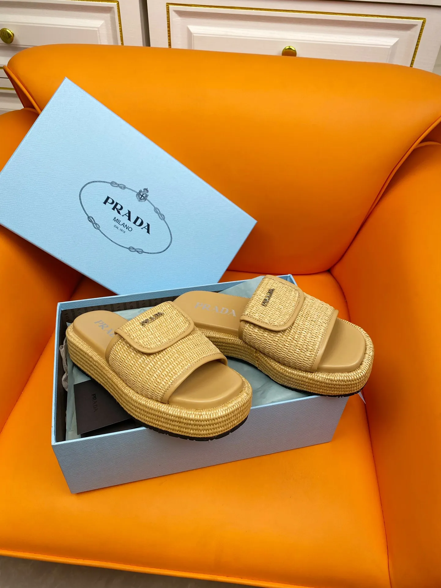 👟👟Ex-factory price 520👟👟 PRADA 2024ss raffia woven slippers This year's popular straw series, lazy people's must-have slippers are so good-looking on the feet. The whole pair of shoes is light, comfortable and bright colors meet the various choices of fashionable people of different styles! Original custom-made raffia Sheepskin lining 1:1 open mold outsole Size number: 35-39 (40 customizations are not returnable)